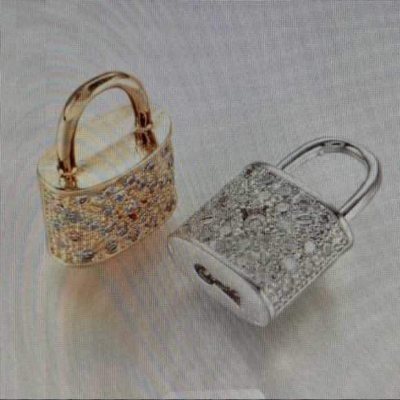 Gold Tone Elegant Padlock Charm with 18in Chain Necklace - Picture 11 of 13